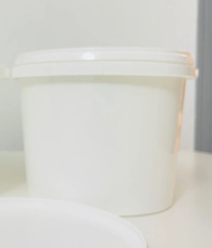 2.75 liter plastic bucket with lid